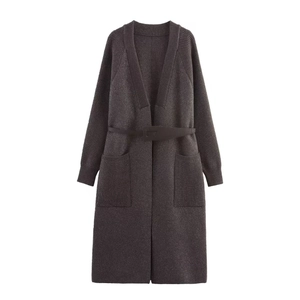 Cardigan long en maille pailletée gris foncé avec ceinture et poches sur fond blanc