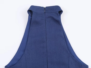 Détail de la robe licou bleu marine avec texture sergé et fermeture éclair invisible