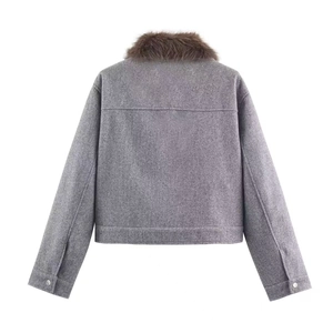 Détail du dos de la veste grise en laine avec col en fausse fourrure brune et coutures