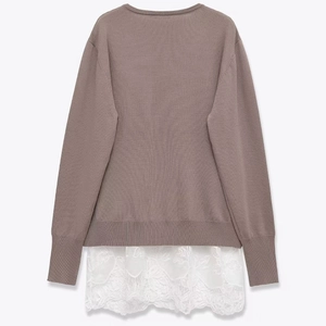 Pull en tricot marron pour femme avec bordure en dentelle blanche, vue de dos sur blanc