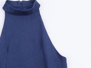 Détail de robe dos nu bleu marine montrant la texture sergée et la fermeture éclair