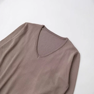 Pull en maille à manches longues et col en V pour femmes en mauve élégant avec côtes