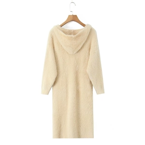 Detailansicht des flauschigen Mohair-Kapuzenstrickkleids in Beige mit Textur