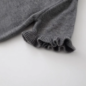 Top in maglia grigio scuro a maniche corte da donna con eleganti dettagli volant