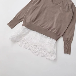 Pull en maille marron à col en V élégant avec bordure en dentelle fleurie blanche