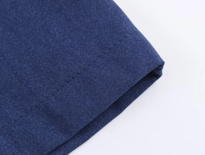 Détail de la robe trapèze bleu marine avec texture de tissu de qualité et fines coutures