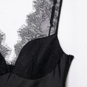 Elegantes schwarzes Satintop mit feiner Spitze und unsichtbarem Reißverschluss-Detail