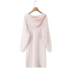 Nahaufnahme der weichen hellrosa Mohair-Stofftextur einer langen Kapuzenstrickjacke