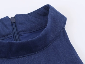 Détail de la robe bleu marine montrant le col montant et la fermeture éclair au dos