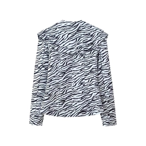 Vue arrière de la veste à imprimé zèbre noir et blanc avec un large col marin élégant