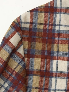 Vue macro de la texture du tissu à carreaux vintage et des coutures de l'épaule de la robe