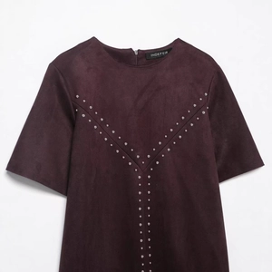 Schmales burgunderrotes Wildlederimitat-Kleid mit symmetrischem V-Muster aus Silbernieten