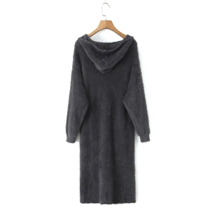 Detailansicht der dunkelgrauen Mohair-Strickjacke mit Kapuze für herbstlichen Stil