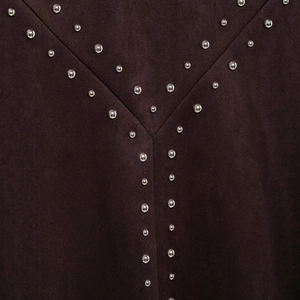 Braunes Wildleder-Slim-Fit-Kleid mit dekorativen Silbermetall-Nieten im V-Muster