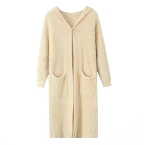 Detailansicht der cremeweißen Mohair-Kapuzenjacke mit großen Taschen und flauschiger Textur