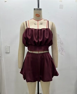 Dettaglio del set in raso bordeaux composto da top a pieghe e pantaloncini a palloncino