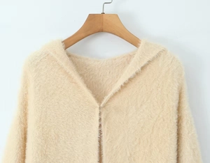 Nahaufnahme der beigen Mohair-Kapuzenstrickjacke mit flauschiger Textur und weichem Strick