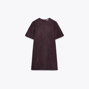Eng anliegendes dunkelviolettes Wildlederimitat-Minikleid mit silbernen Nietenverzierung
