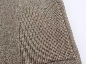 Gros plan du cardigan en maille marron chiné montrant la poche plaquée et les détails côtelés