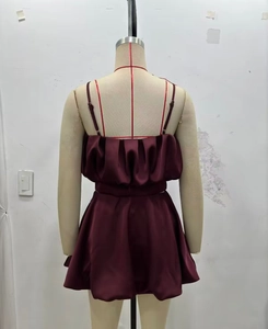 Dettaglio retro del top in raso bordeaux con scollo a balze e design a vita stretta