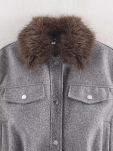 Détails de veste en laine grise avec col en fourrure marron et boutons pression