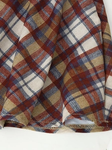 Gros plan du tissu écossais vintage avec des coutures d'ourlet jaunes pour les robes
