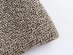 Texture macro du tricot taupe avec fil métallique argenté et finition côtelée douce