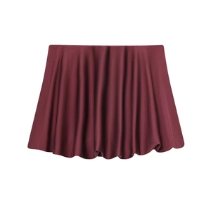 Dettaglio della gonna a palloncino plissettata bordeaux con tessuto drappeggiato