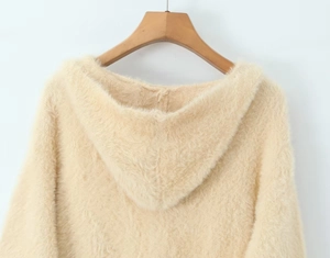 Detailansicht der Rückseite eines langen Mohair-Cardigans mit großer Plüschkapuze