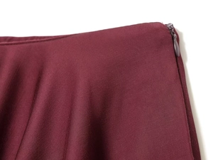 Dettaglio della cerniera invisibile a goccia su gonna a palloncino in twill rosso