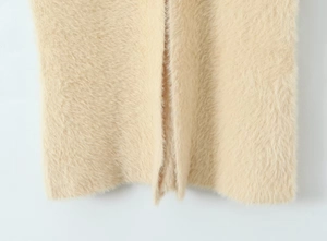Nahaufnahme der beigen Mohair-Strickjacke mit Fokus auf die weiche und flauschige Textur