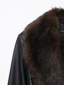 Détail du manteau en similicuir avec col amovible en fausse fourrure marron foncé
