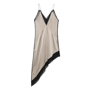 Robe satinée asymétrique champagne avec col en V profond et bordure en tulle noir
