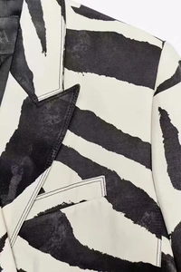 Dettaglio del blazer con stampa zebrata caratterizzato da revers classici e tessuto pregiato