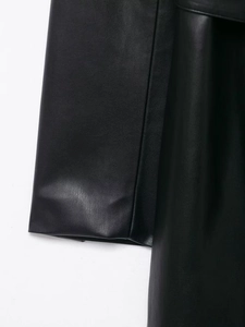 Vue détaillée de la texture du similicuir noir et des coutures de finition précises