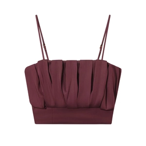 Elegante crop top bordeaux con pieghe frontali e spalline sottili in tessuto satinato