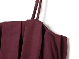 Dettaglio del top sottoveste in raso bordeaux con spalline sottili e scollo drappeggiato