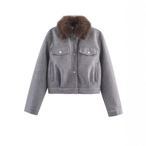 Veste d'hiver courte en laine grise avec un col en fausse fourrure marron peluche