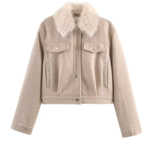 Veste d'hiver beige pour femme avec col en fausse fourrure et boutons-pression en métal