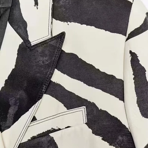Blazer chic con stampa zebrata bianca e nera con risvolto e trama in tessuto