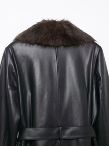 Détail de l'arrière d'un manteau en similicuir noir avec un col en fourrure amovible brun