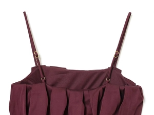 Dettaglio del top bordeaux con spalline regolabili e accessori in metallo dorato