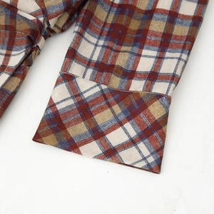 Robe courte vintage à carreaux avec manches longues texturées rouge et bleu