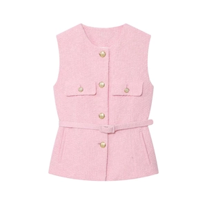 Dettaglio gilet in tweed rosa con scollo rotondo, bottoni dorati e cintura abbinata