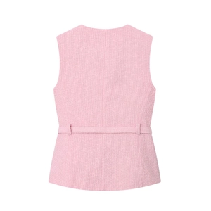 Vista dettaglio retro gilet in tweed rosa con cintura coordinata e fibbia in metallo
