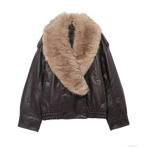 Veste en similicuir marron foncé pour femmes avec un col en fausse fourrure pelucheuse