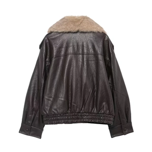 Vue arrière détaillée d'un blouson aviateur en similicuir avec col fourrure amovible