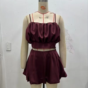 Set due pezzi in raso bordeaux con top a spalline plissettato e pantaloncini a sbuffo