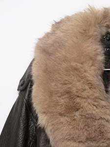 Détail d'une veste en similicuir marron avec col en fausse fourrure douce et étiquette