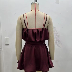 Elegante abito sottoveste in raso rosso vino con volant a strati sulla schiena